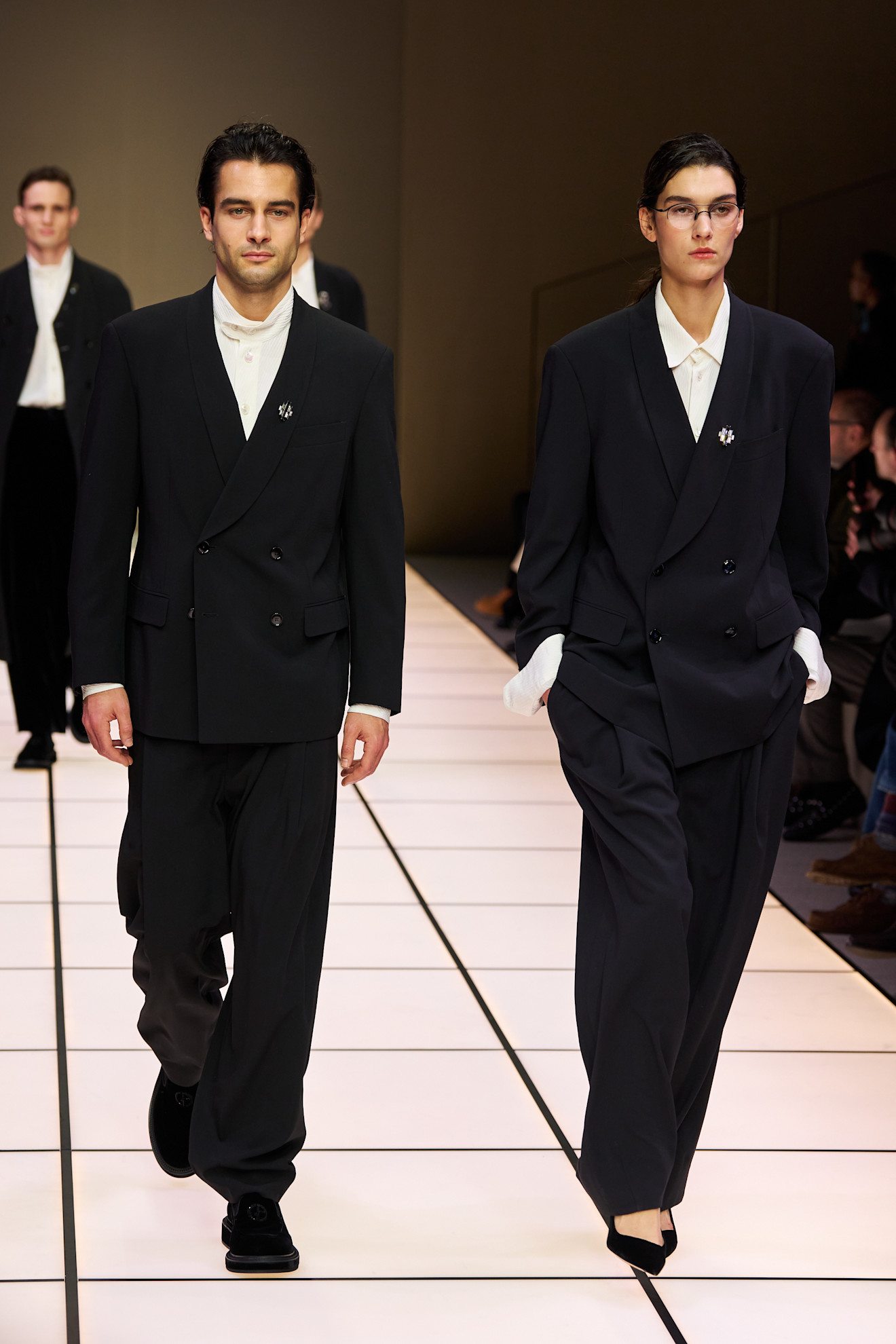 Двойные пиджаки и широкие брюки в темных оттенках, с акцентом на стильные детали и контрастные рубашки