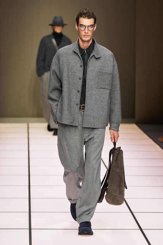 Уютный серый жакет с карманом и широкие брюки, создающие расслабленный, но стильный образ для осенне-зимнего сезона