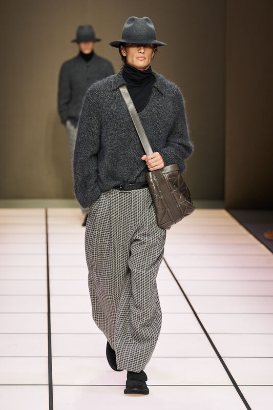Теплый свитер с высоким воротом и клетчатые брюки, дополненные фетровой шляпой, создают атмосферу утонченной элегантности