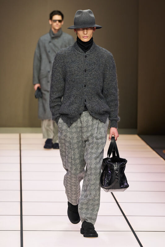 Модный кардиган с пуговицами в сочетании с узорчатыми брюками и шляпой, придающими образу стильный и современный вид