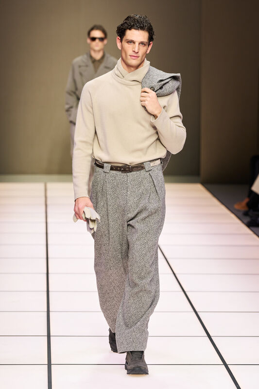 Светлый свитер с высоким воротом и широкие брюки в клетку создают расслабленный, но утонченный образ для осени