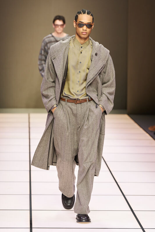 Стильный образ с объемным пальто и брюками в елочку, дополненный светлой рубашкой и солнцезащитными очками