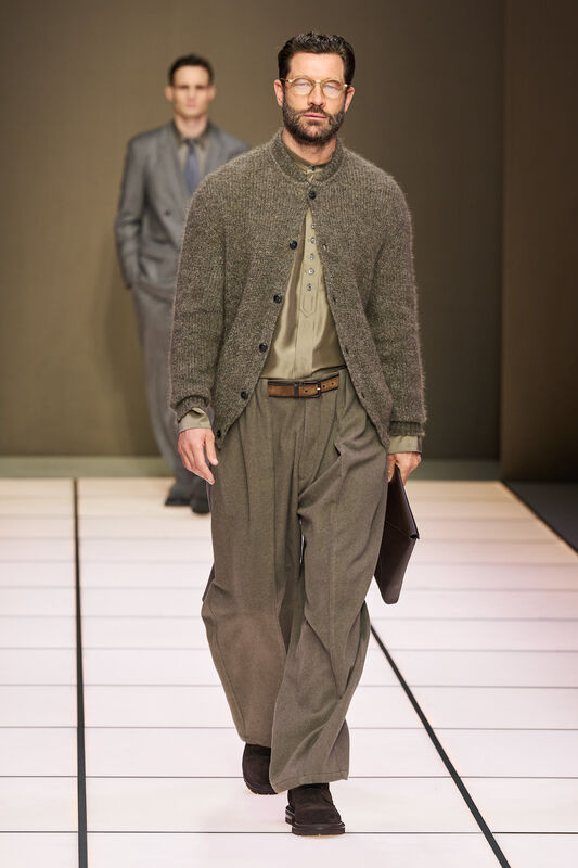 Мужчина в уютном сером кардигане и светлой рубашке, сочетает комфорт и элегантность в образе