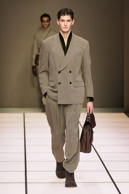 Стильный мужской костюм с двойным пиджаком в полоску, дополненный бархатным воротником и коричневой сумкой