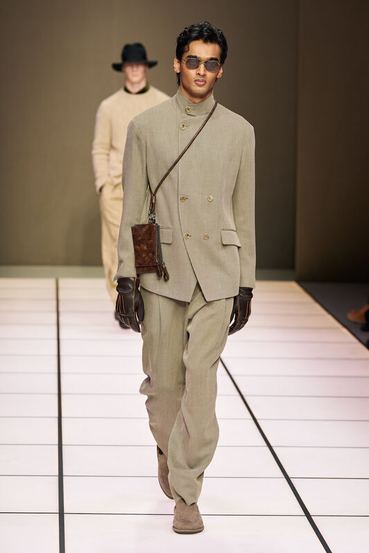 Элегантный наряд с двубортным жакетом и перчатками, завершенный стильными солнцезащитными очками