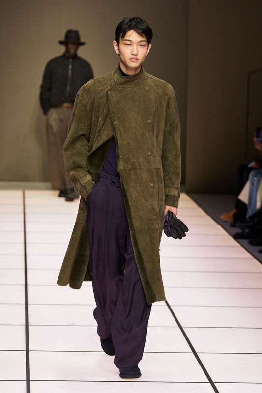 Стильный замшевый тренч оливкового оттенка, дополненный широкими брюками и перчатками, создающими элегантный силуэт