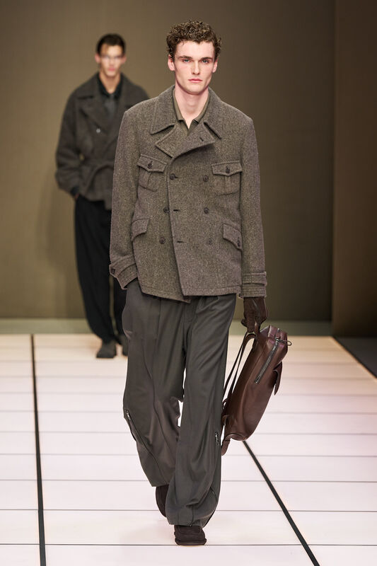 Классический двубортный пиджак в сером оттенке с карманами, сочетание с широкими брюками придает образу строгости