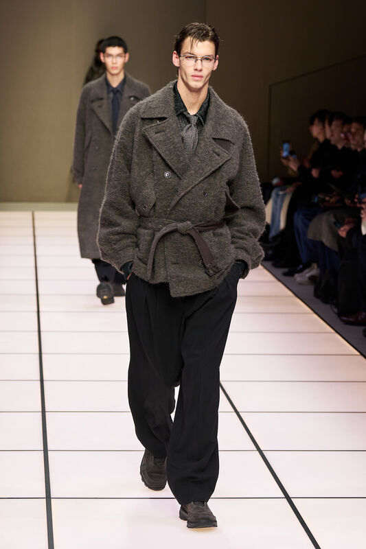 Объемный шершащий пиджак с поясом и строгими брюками, создающий уютный и стильный зимний лук