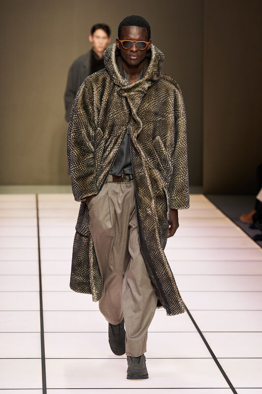 Эффектный образ с меховым пальто в стиле анималистики, дополненный стильными очками и свободными брюками