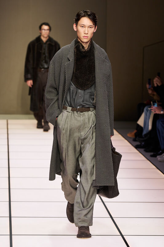 Строгий наряд с клетчатым пальто и уютным воротником, создающим атмосферу тепла и уюта в осеннем показе