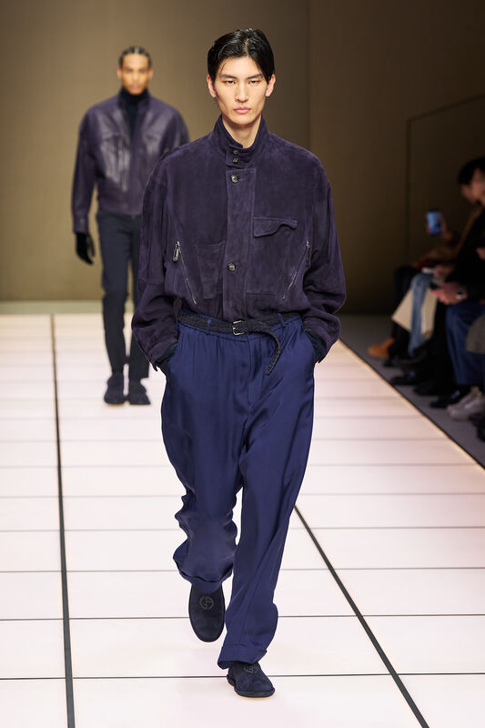 Модный образ с замшевой курткой глубокого фиолетового оттенка и свободными брюками, создающий непринужденный стиль