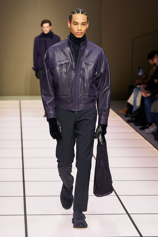 Эффектная кожаная куртка фиолетового цвета в сочетании с классическими брюками, подчеркивающая современный городской стиль
