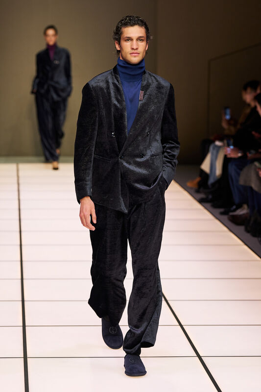 Стильный двойной пиджак из бархата с глубоким вырезом и тёмно-синим свитером, создающий утонченный и современный образ