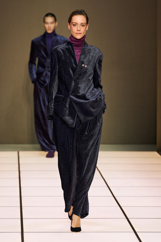 Женский бархатный костюм с пиджаком и брюками в темно-синем цвете, дополненный фиолетовым свитером для яркого акцента