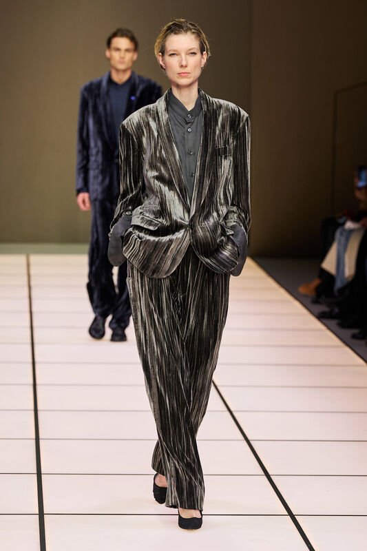 Строгий образ с полосатым пиджаком и брюками, выполненными в серых тонах, подчеркивающий современный стиль Armani