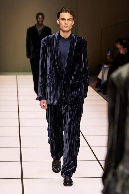 Стильный мужской костюм из бархата глубокого синего цвета с вертикальными полосами, дополненный черной рубашкой