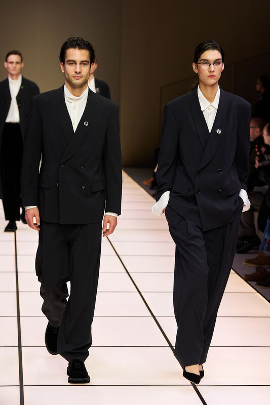 Двойные пиджаки и широкие брюки в темных оттенках, с акцентом на стильные детали и контрастные рубашки