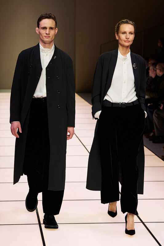 Элегантные модели в черных пальто и бархатных брюках, создающих атмосферу утонченной строгости