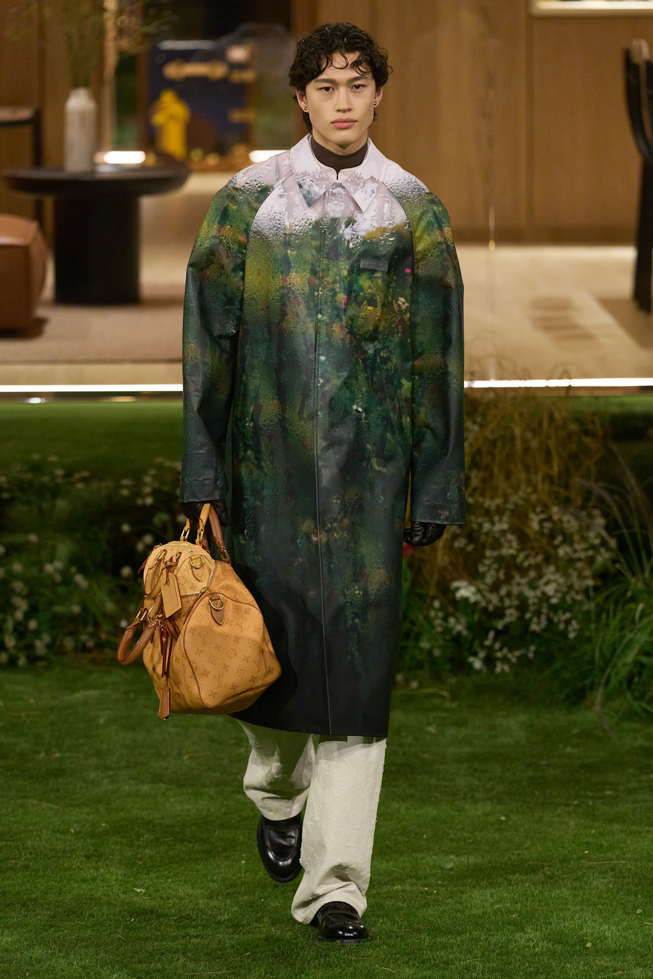 Длинный плащ с лесным принтом и светлые брюки, дополненные сумкой, создают эффектный образ в стиле кэжуал