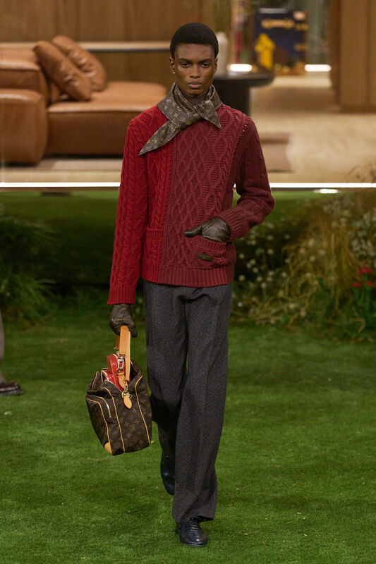 Теплый бордовый свитер с косичкой и шарфом, дополненный строгими брюками, передает уютный осенний стиль