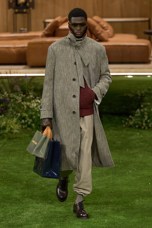 Стильный образ с серым пальто и бордовым свитером, дополненный элегантными аксессуарами и солнечными очками