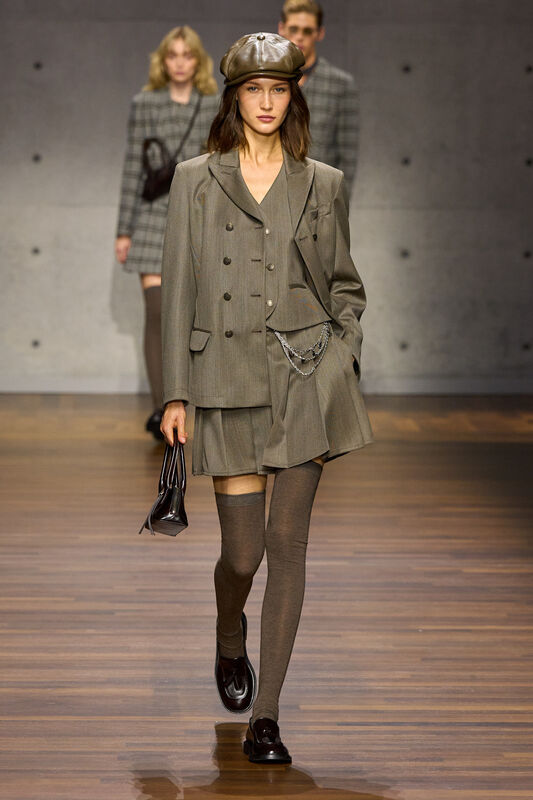 Emporio Armani F26 010