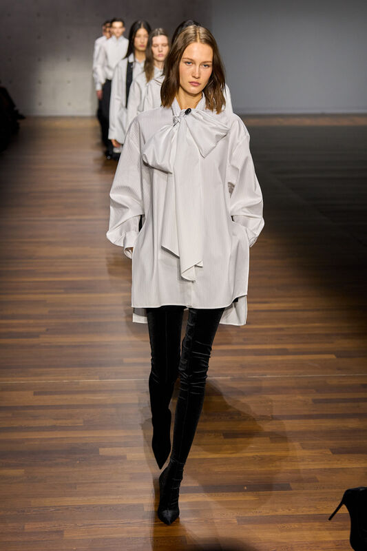 Emporio Armani F26 096