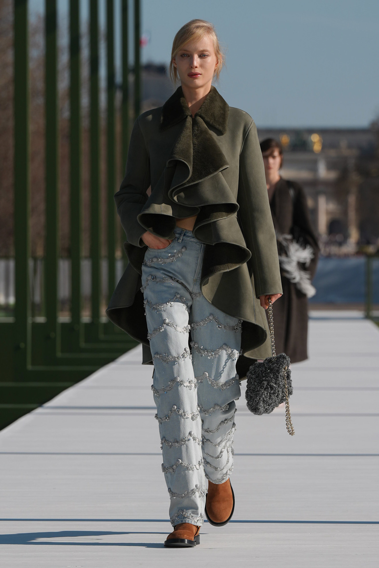 Оливковый жакет с волнистыми рюшами и меховым воротником, гармонирующий с джинсами с декоративной отделкой