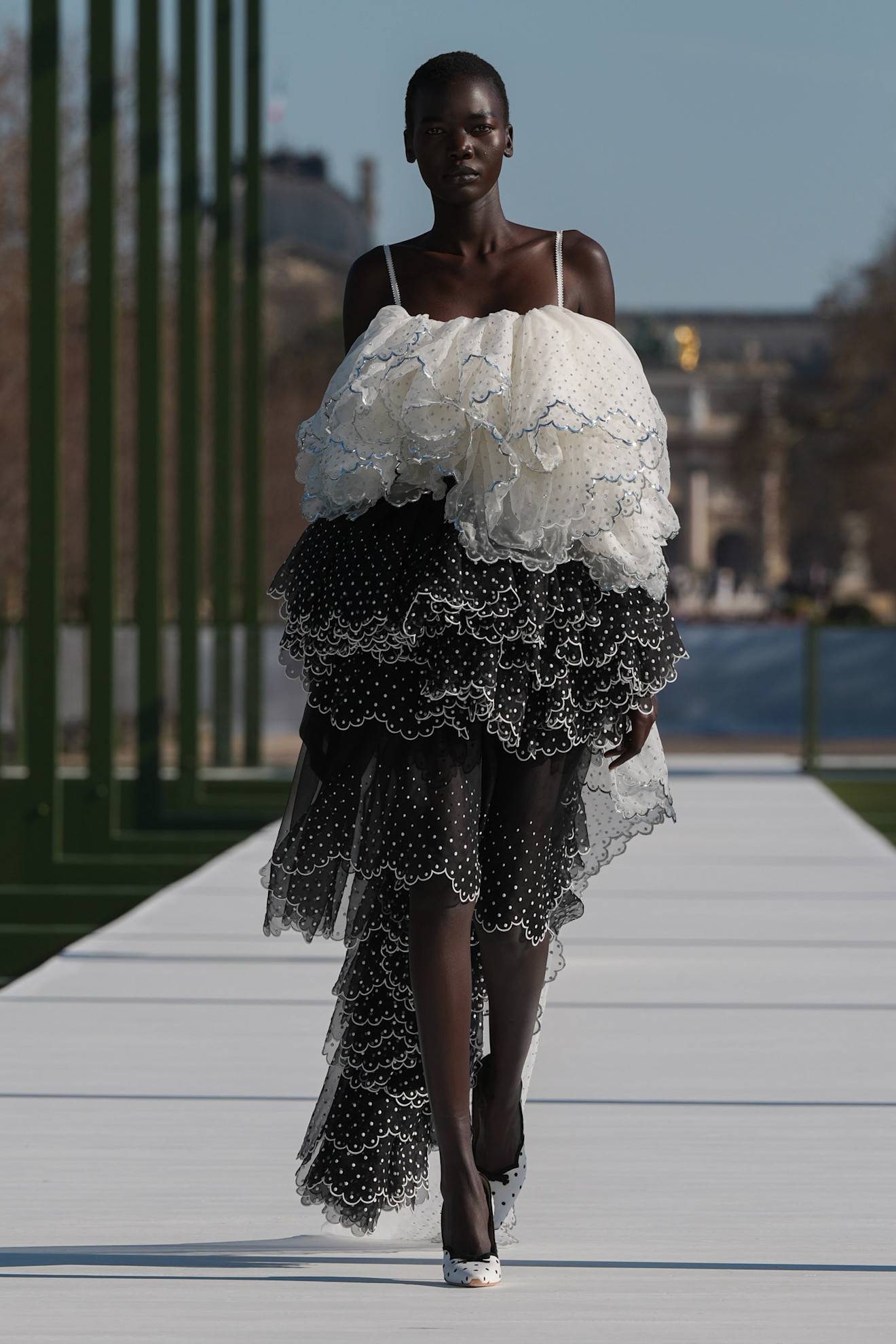 Объемное платье с рюшами в черно-белой гамме, контрастные текстуры подчеркивают утонченность и смелость дизайна