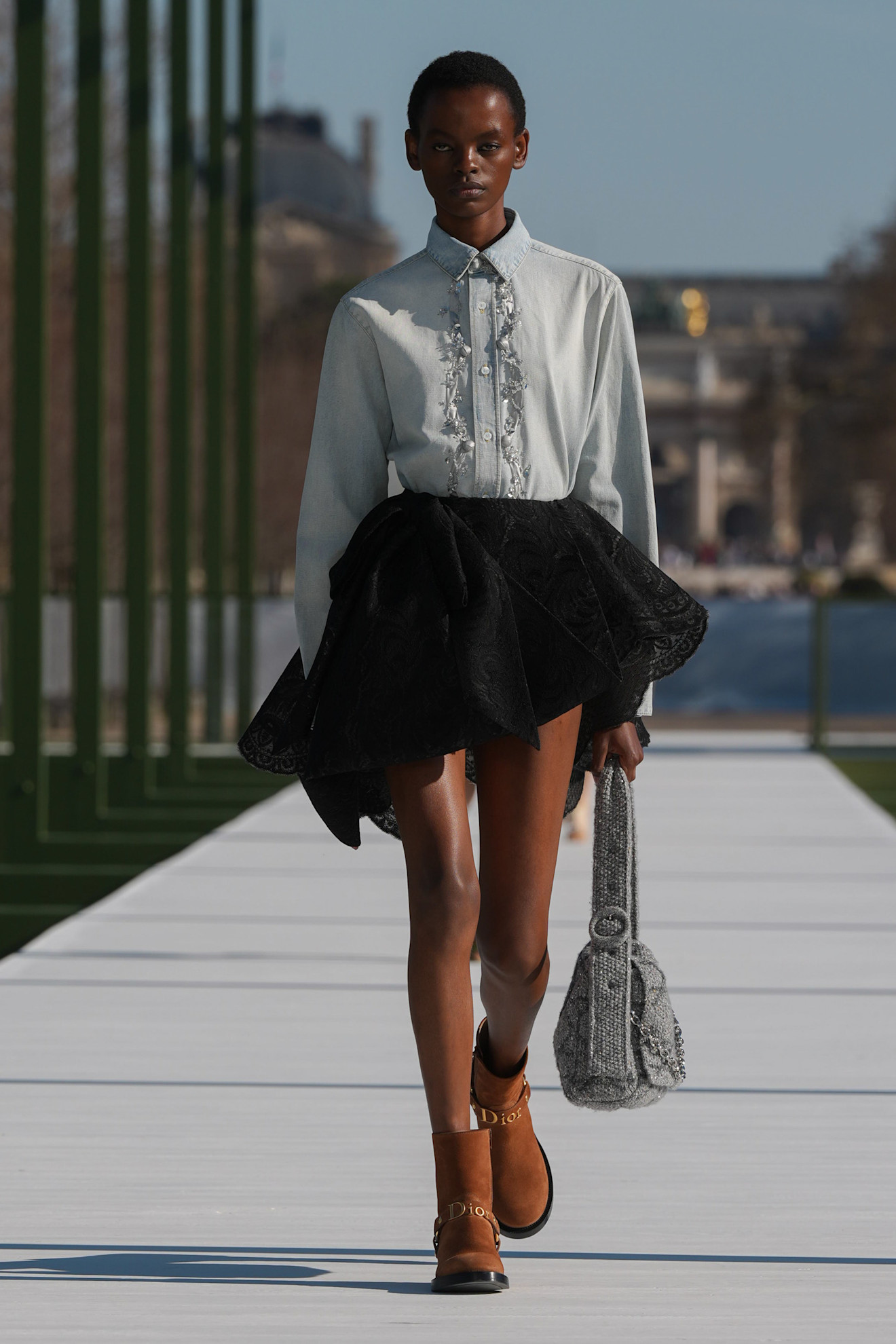 Денимовая рубашка с вышивкой и черная юбка с объемным силуэтом, завершена стильными коричневыми ботинками