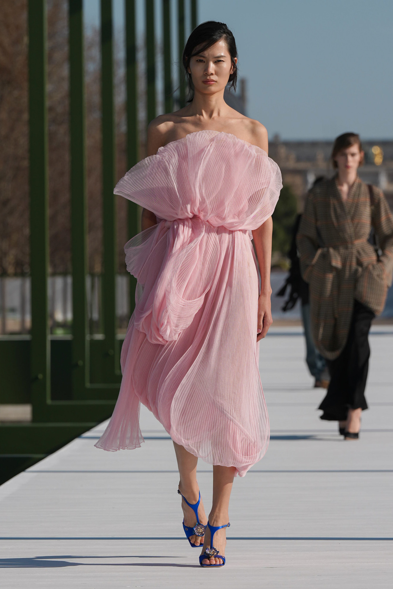 Нежное розовое платье с воздушными складками, акцент на яркие синие босоножки, создающее романтичный образ