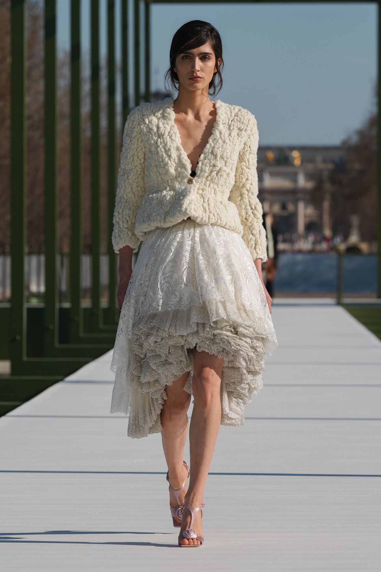 Объемный белый жакет и асимметричная юбка с рюшами, создающие эффектный контраст текстур и форм
