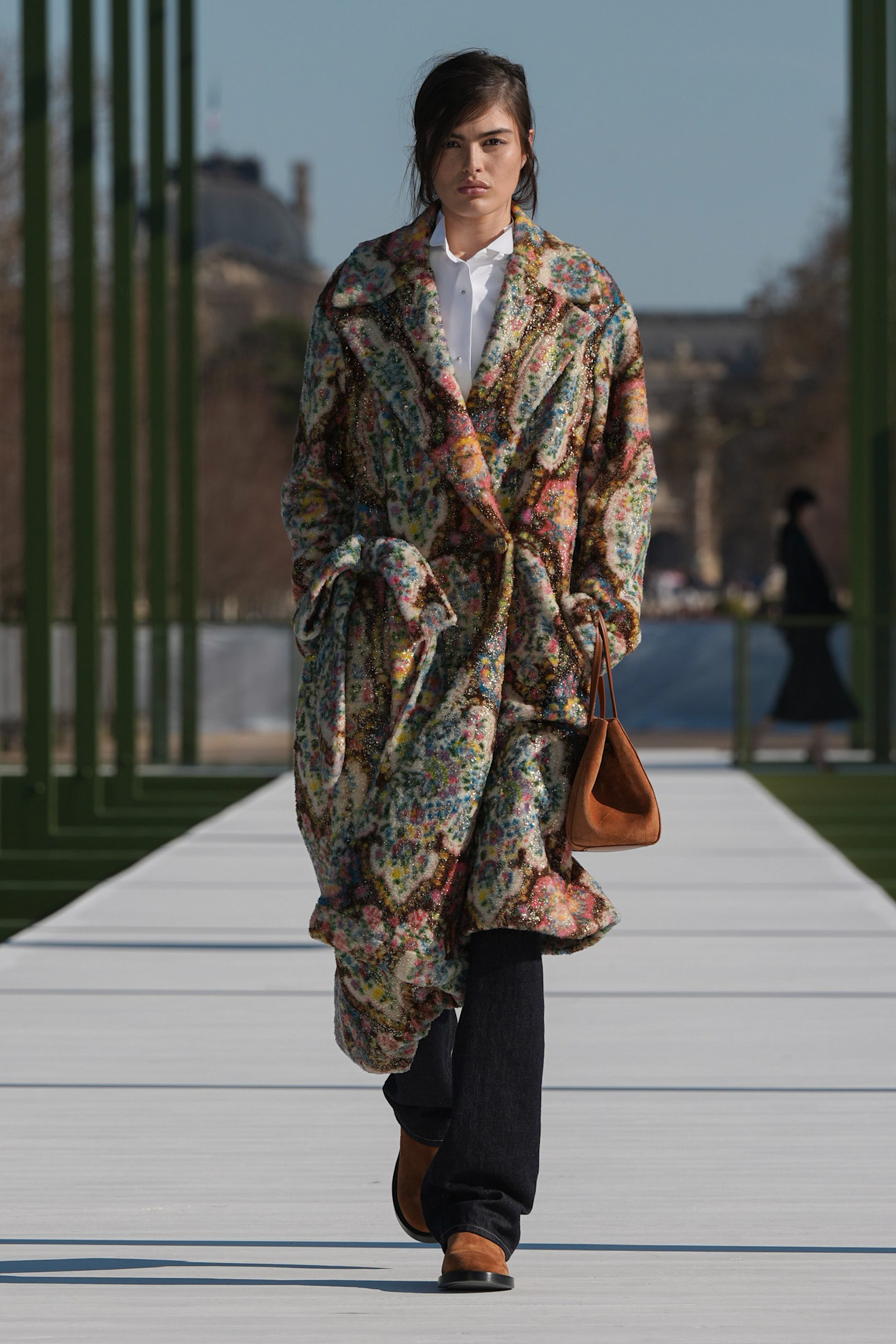 Яркий цветочный халат с блестками, белая рубашка, стильные джинсы, коричневая сумка, уверенный шаг
