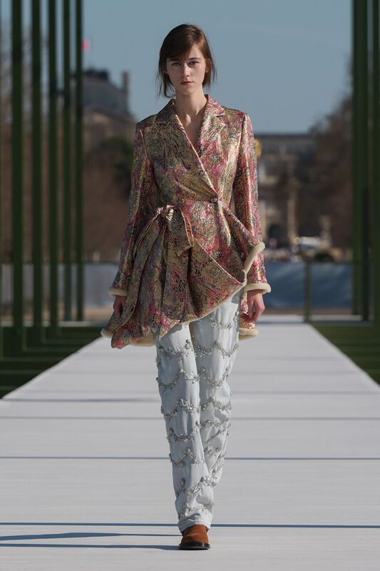 Яркий жакет с узором и декорированные джинсы создают смелый и современный образ для осени 2026 от Christian Dior