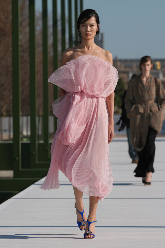 Нежное розовое платье с воздушными складками, акцент на яркие синие босоножки, создающее романтичный образ