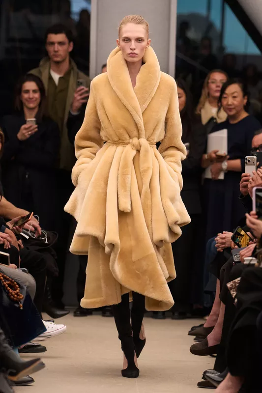 00043-alaia-fall-2026-ready-to-wear-credit-brand