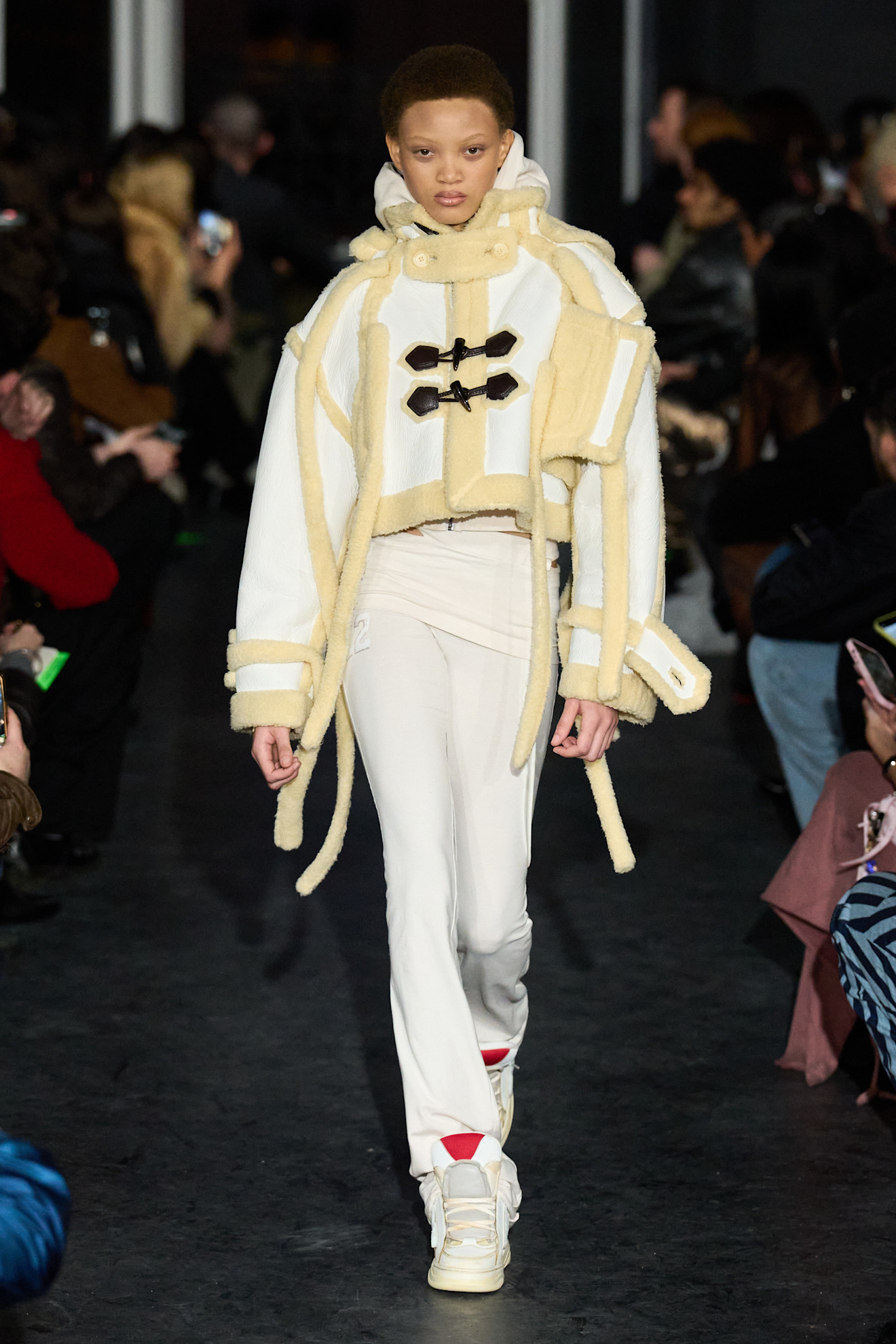 Светлый меховой жакет с желтыми акцентами и спортивными брюками, создающий свежий и современный образ