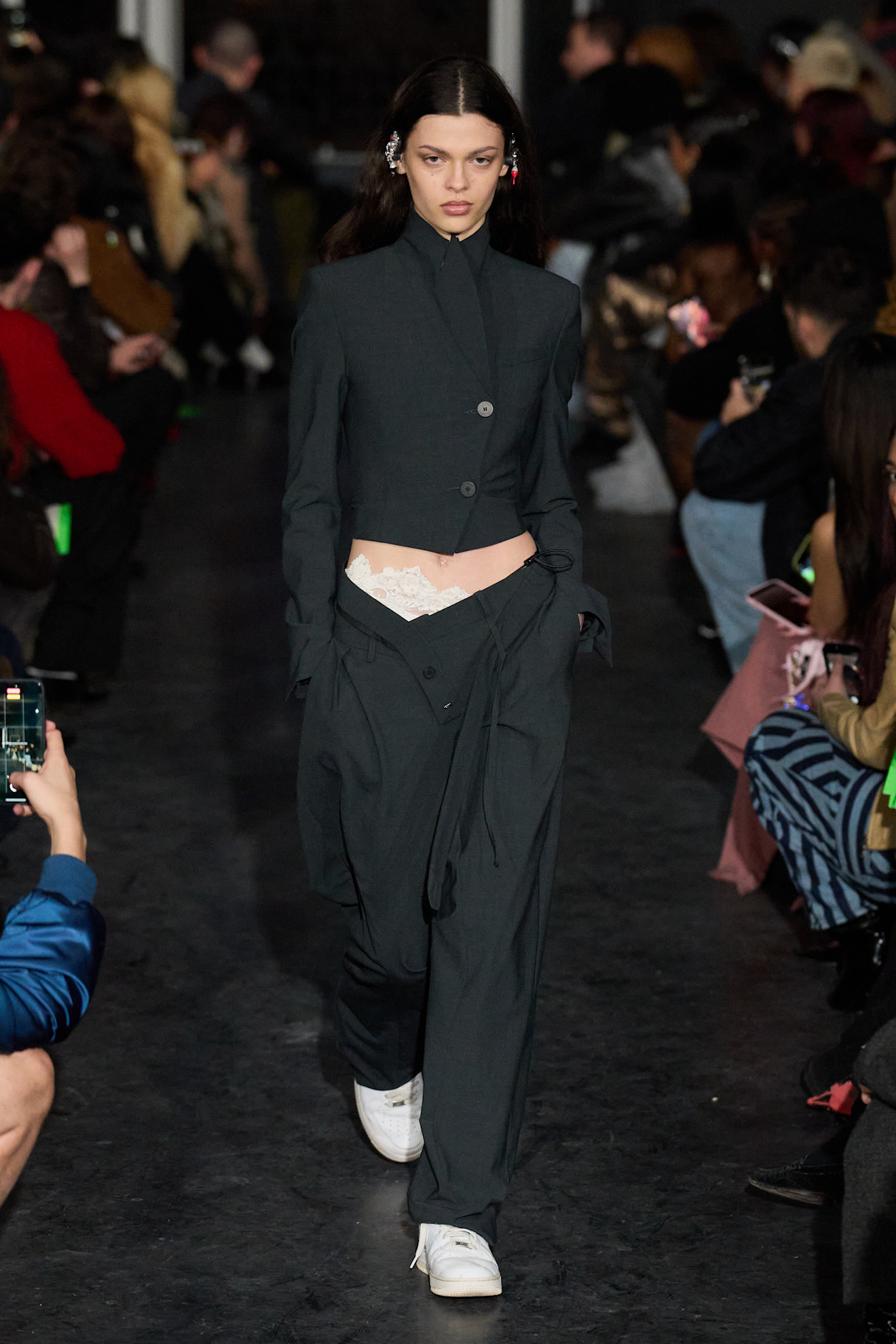 Элегантный серый костюм с укороченным жакетом и кружевным элементом, дополненный белыми кроссовками для контраста