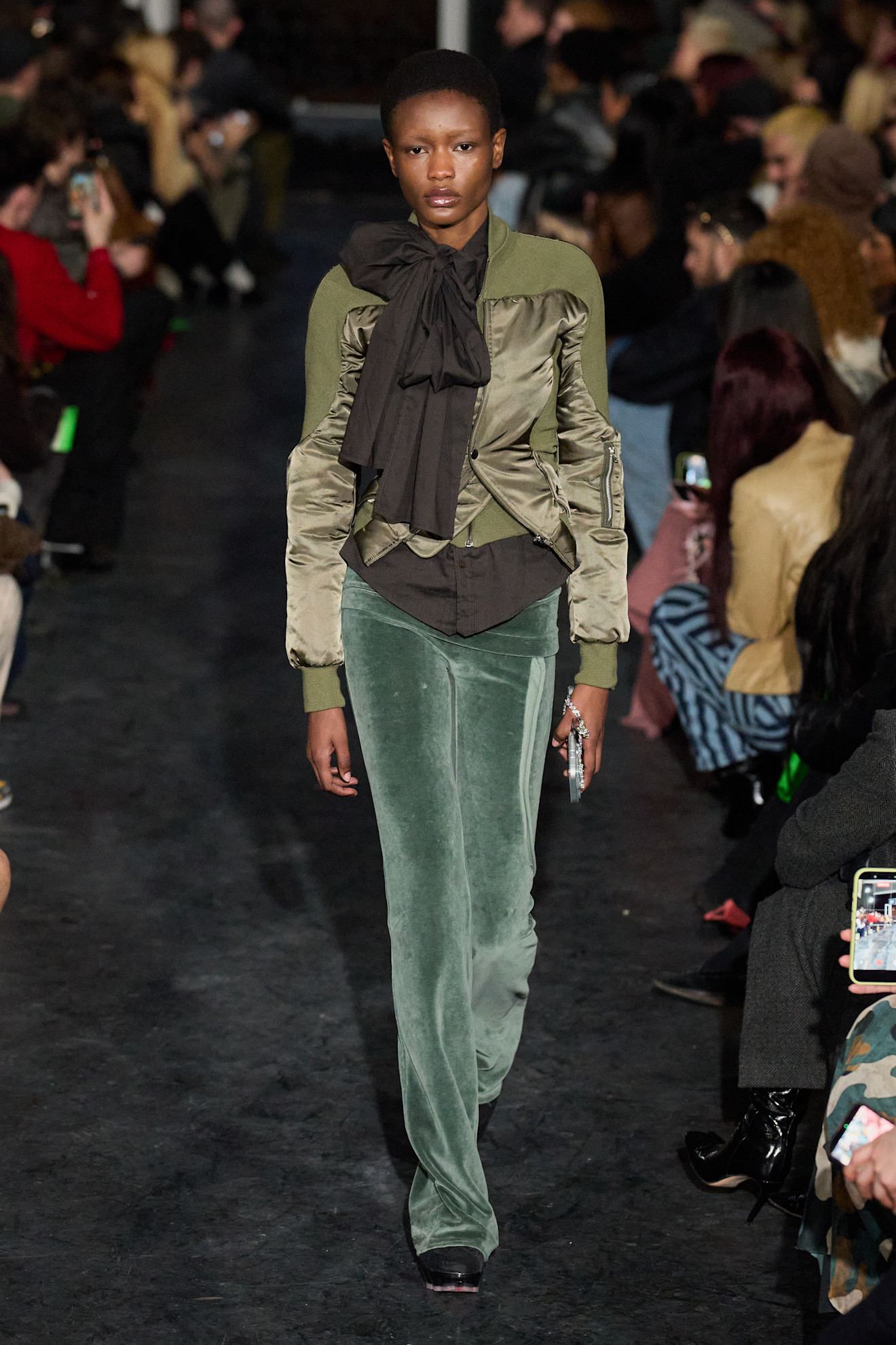 Элегантный наряд в оливковом цвете: блестящая куртка и бархатные брюки, акцент на крупный бант