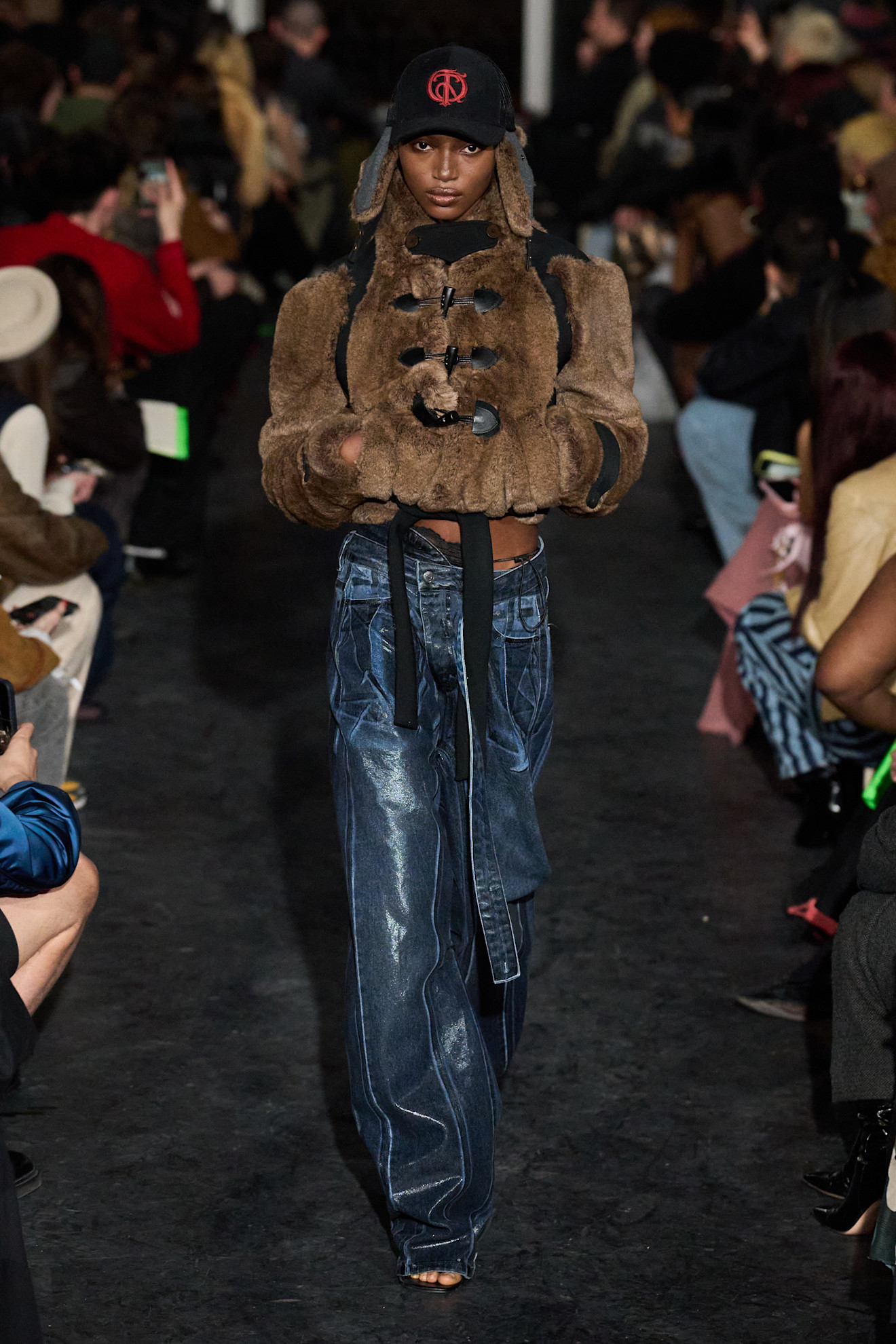 Меховая куртка с ушками и широкие джинсы с завязкой на талии, подчеркивающие стильный силуэт