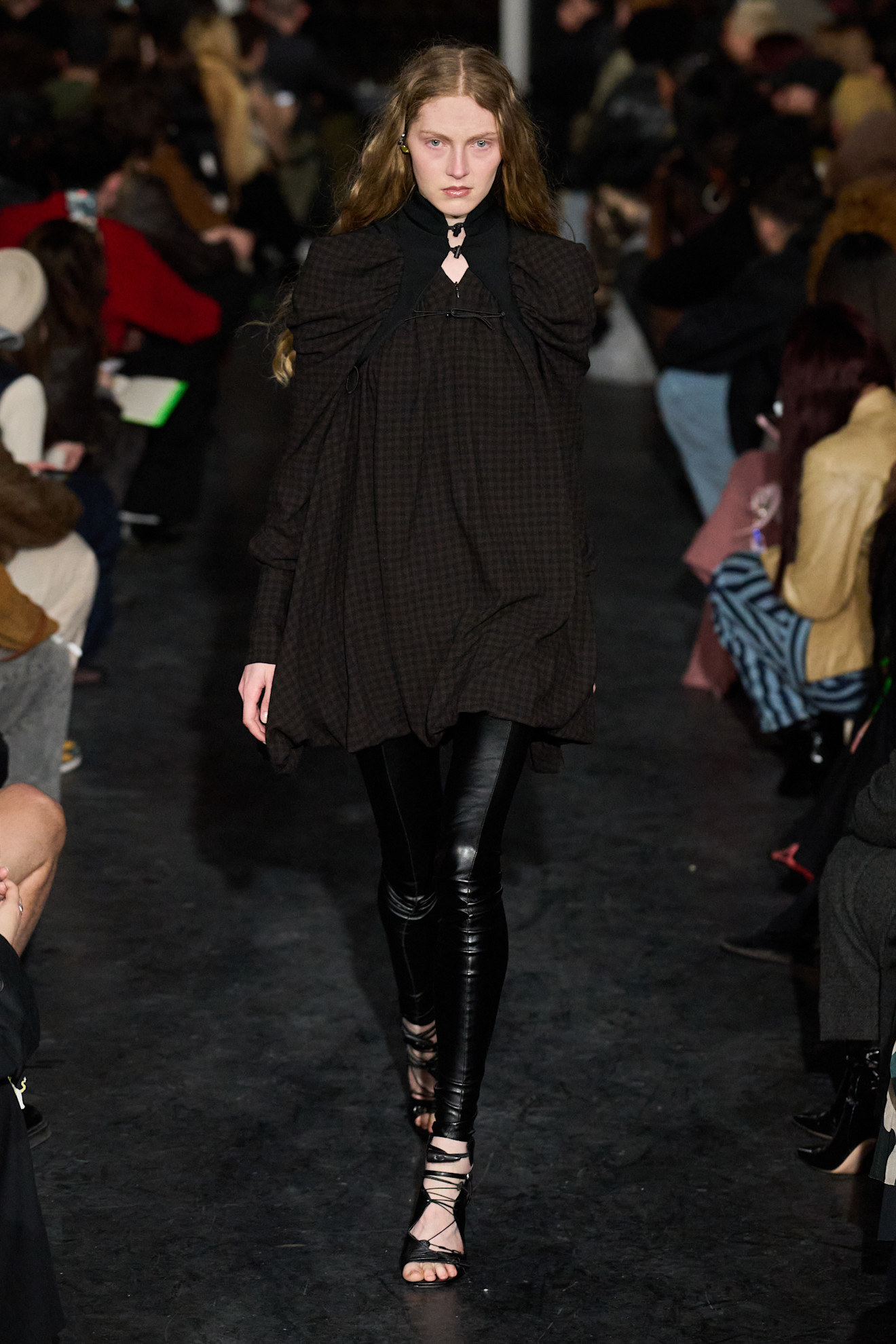 Объемная блуза в клетку с драпировкой, сочетание с кожаными леггинсами подчеркивает контраст стилей