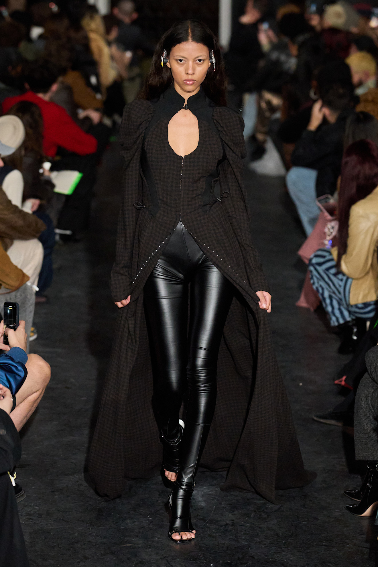 Элегантное платье с открытым декольте и драпировкой, дополненное кожаными леггинсами, создает эффектный силуэт