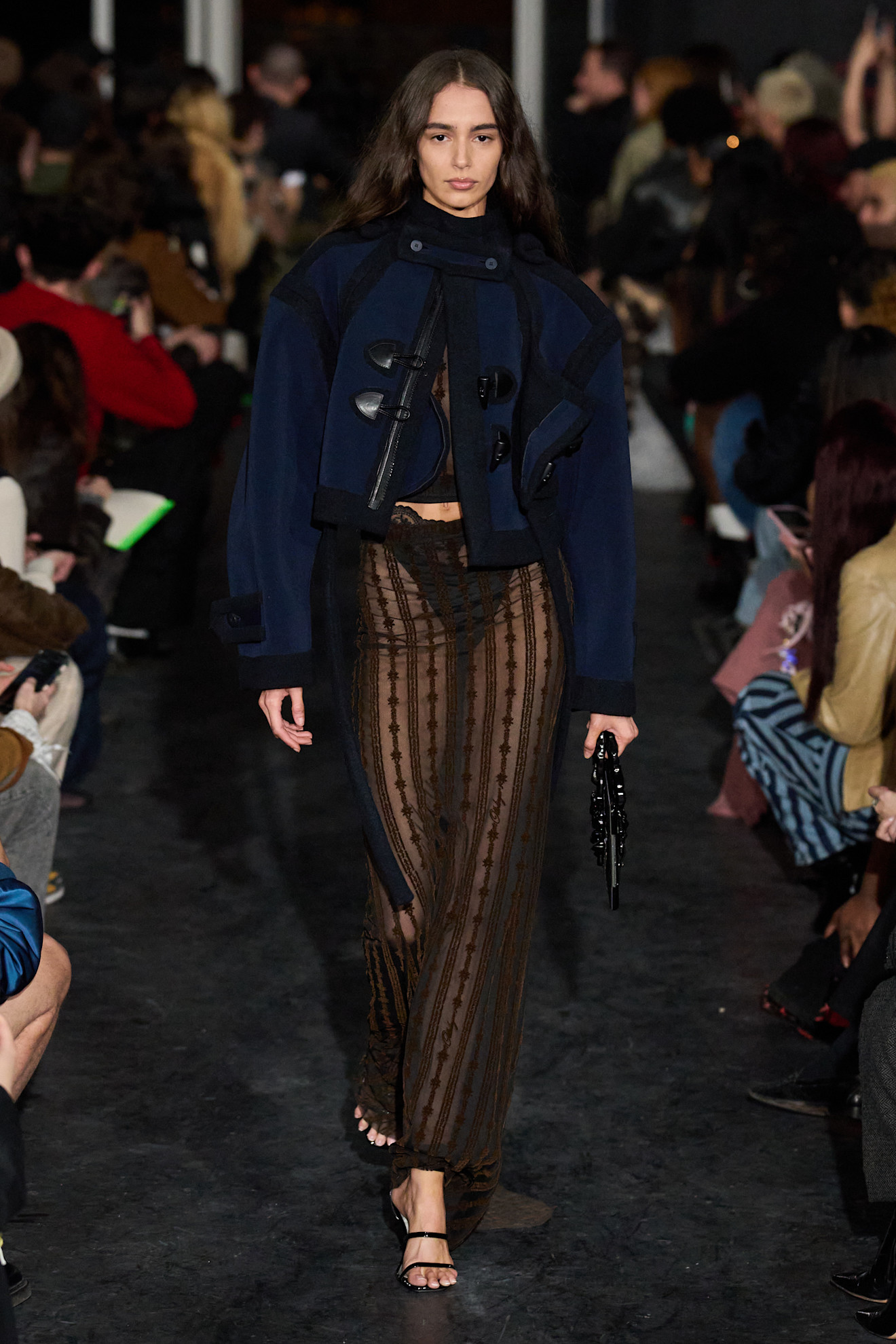 Модный дуэт: объемный темно-синий жакет и прозрачная юбка с узором, создающие контрастный силуэт