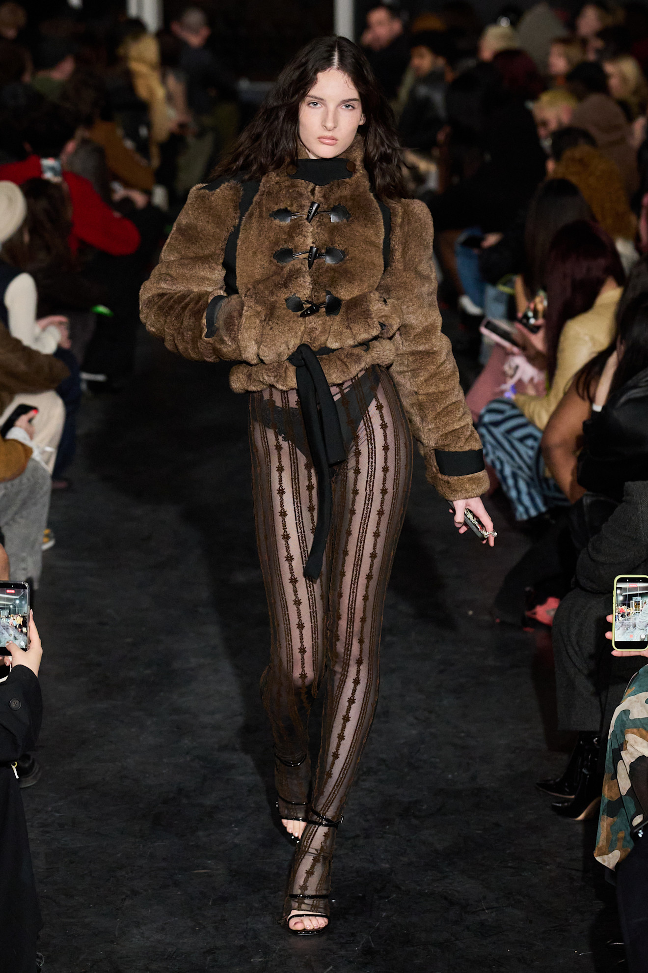 Мягкий коричневый жакет с крупными пуговицами в сочетании с прозрачными брюками, создающий стильный образ для осени