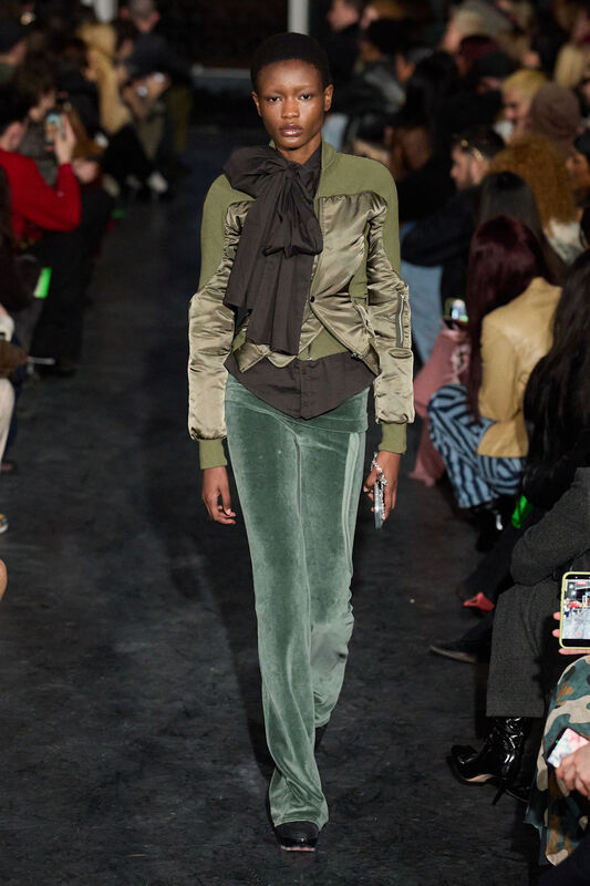 Элегантный наряд в оливковом цвете: блестящая куртка и бархатные брюки, акцент на крупный бант