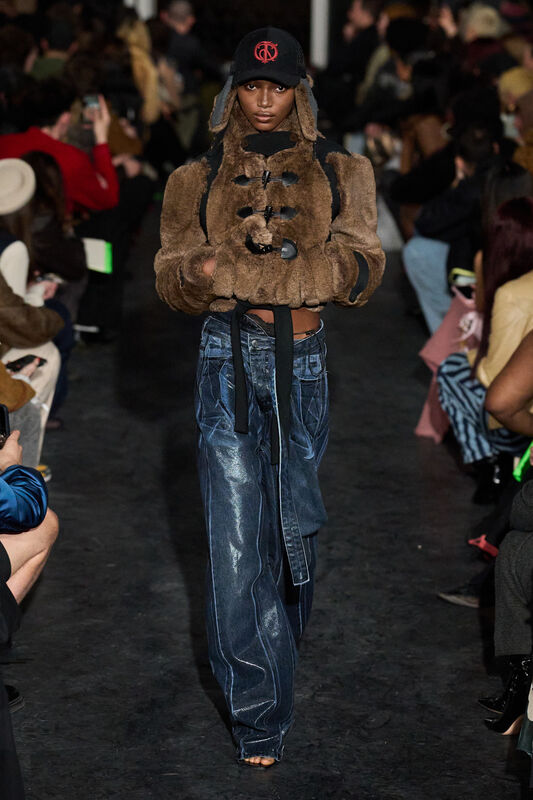 Меховая куртка с ушками и широкие джинсы с завязкой на талии, подчеркивающие стильный силуэт