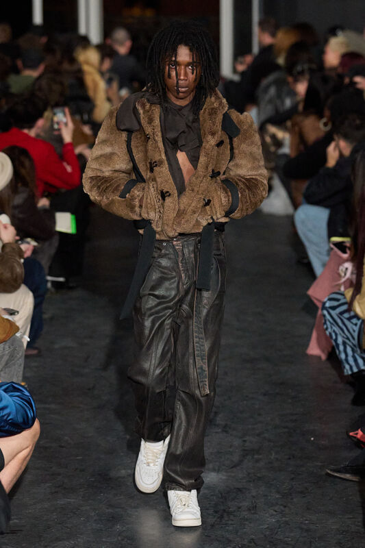 Мягкий меховой жакет в сочетании с кожаными брюками и белыми кроссовками, создают дерзкий и современный лук