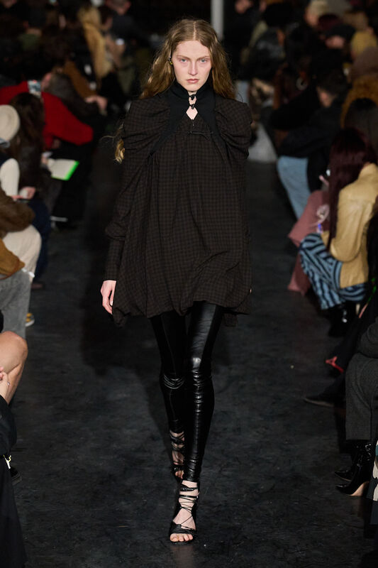 Объемная блуза в клетку с драпировкой, сочетание с кожаными леггинсами подчеркивает контраст стилей