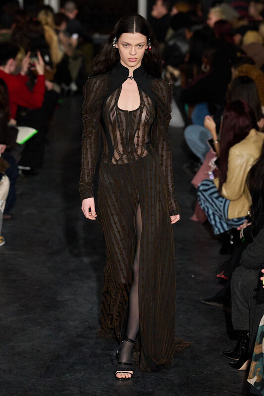 Прозрачное платье с вертикальными полосами, подчеркивающее фигуру, создает загадочный образ в темных тонах