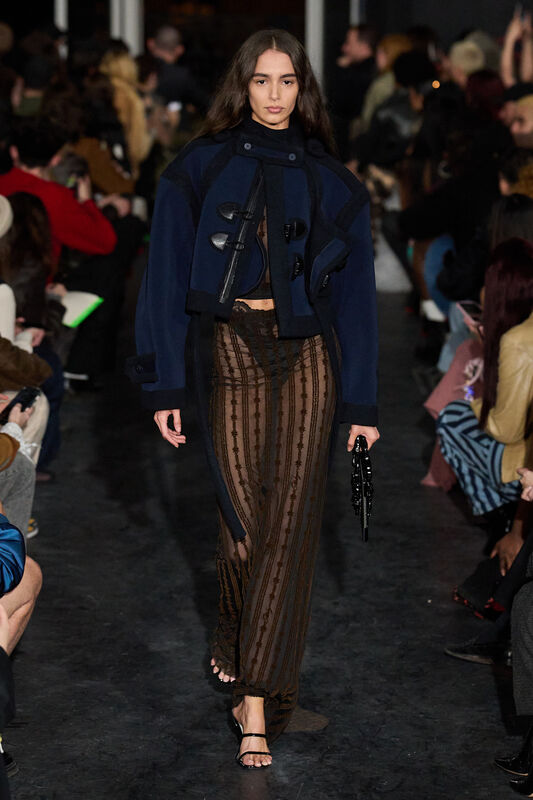 Модный дуэт: объемный темно-синий жакет и прозрачная юбка с узором, создающие контрастный силуэт